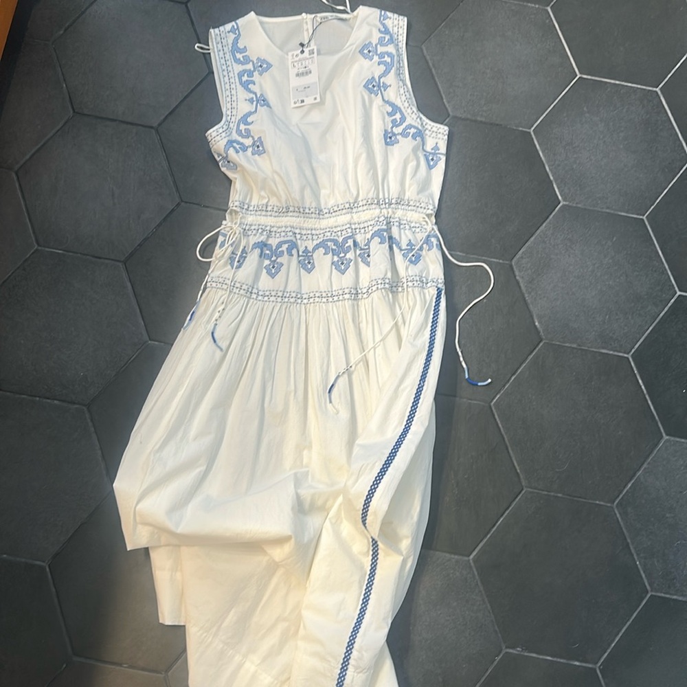 Zara embroidered dress- White with blue embroidery-L